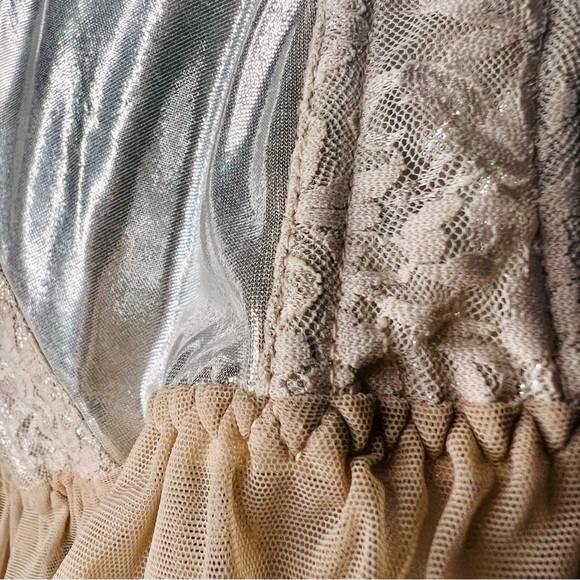 Romwe cropped metallic/cream bustier, ruffled hems, straps adjust; sz m, perfect - Picture 7 of 11